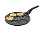 Pannenkoekenpan met lachende gezichten en drie afgebakken pannenkoeken.