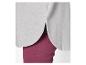 Un pull gris avec une fente latérale, associé à un pantalon rouge.