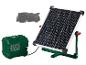 Panneau solaire avec unité de contrôle pour recharger une tondeuse robot.