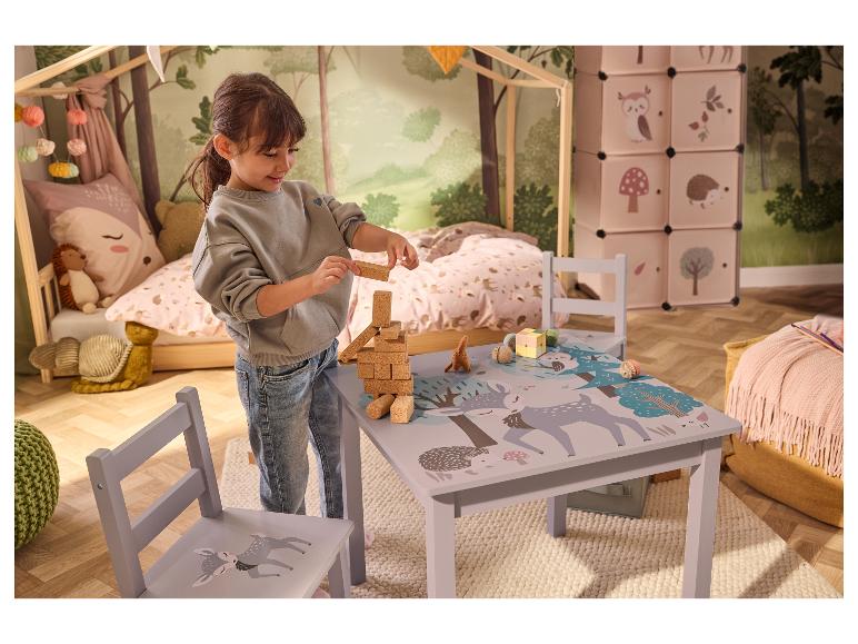 Kind speelt met houten blokken aan een bostafel in een kinderkamer.