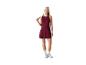 Femme en robe de sport bordeaux avec une raquette de badminton.