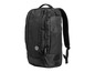 Un sac à dos noir avec un logo TM