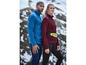 Un homme et une femme portent des vestes en polaire bleue et rouge avec une ceinture