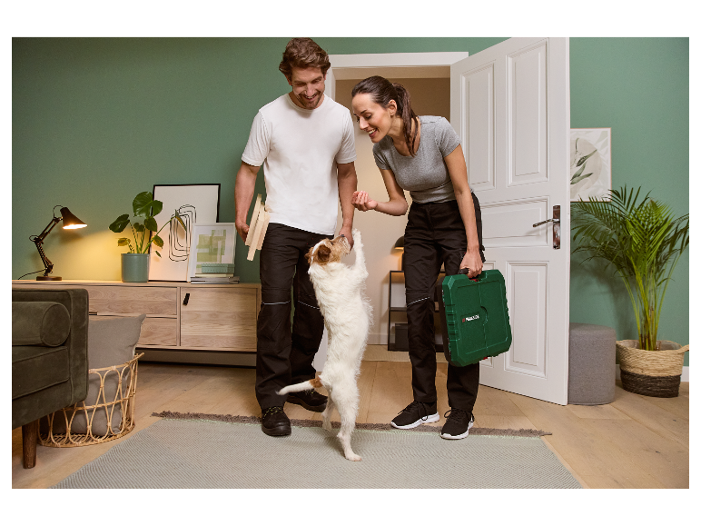 Gelukkig stel met hun hond en een Parkside gereedschapskist.