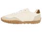 Baskets beiges avec semelle marron et lacets blancs.