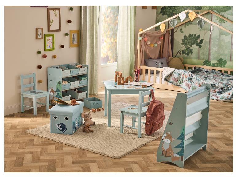 Kinderkamer met huisbed, tafel en stoelen, opbergrekken en bos-thema decoratie.