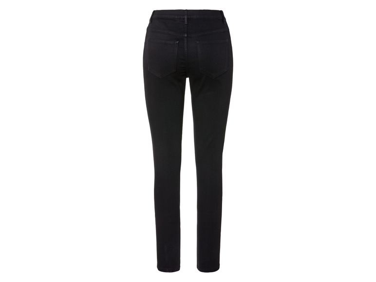 Un jean skinny noir pour femme.
