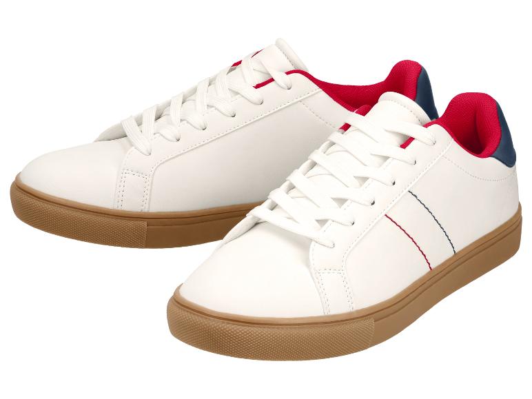 Witte sneakers met rode en blauwe details en een bruine zool.