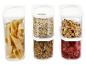 Contenants alimentaires transparents avec pâtes, flocons d'avoine, granola, noisettes et fraises séchées.