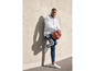 Homme en sweat-shirt et pantalon Adidas tenant un ballon de basket