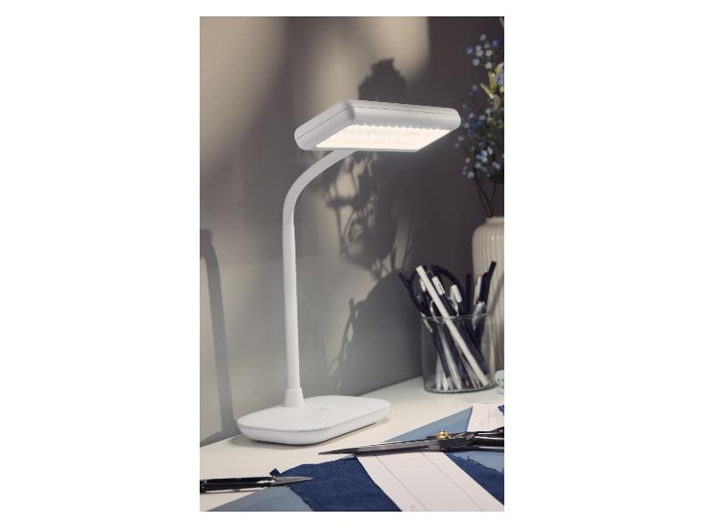 Witte LIVARNO home LED-bureaulamp op een werktafel.