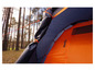 Een oranje Haika tent met een grijs dak in een bos