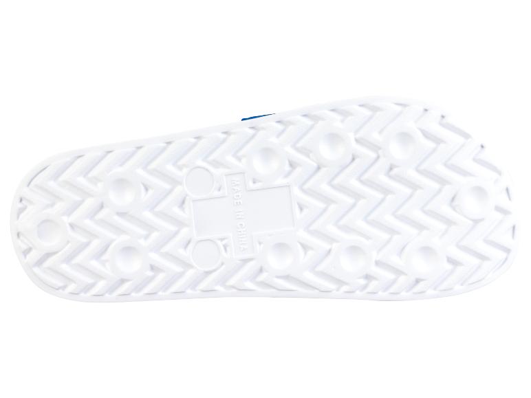 Witte slippers met blauwe details.
