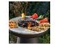 Barbecue met maïskolven, paprika's en vlees- en garnalenspiesjes, centraal rooster.