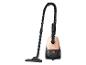 Aspirateur beige avec tuyau et brosse noirs sur fond blanc.