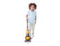 Un enfant tenant un aspirateur jouet Dyson.
