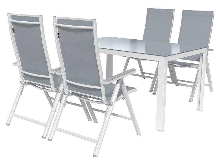 Ensemble de salle à manger d'extérieur avec table en verre et quatre chaises pliantes en tissu gris.
