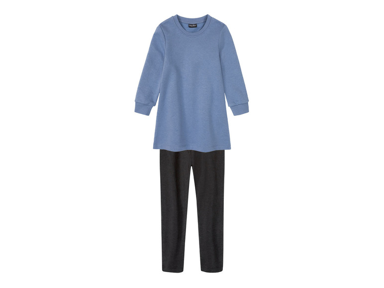 Un haut à manches longues bleu avec un legging noir.