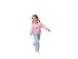 Fille en sweat-shirt rose Peppa Pig et jean courant en souriant.