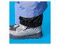 Gros plan d'un pantalon de ski bleu clair avec une guêtre noire sur une botte argentée.