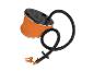 Pompe à pied orange avec tuyau noir pour gonflage.