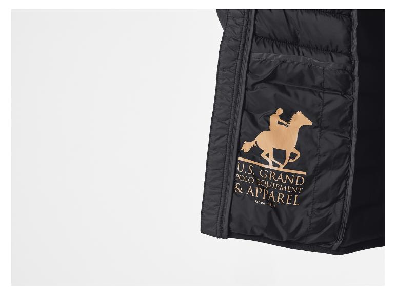 Gilet de polo noir U.S. Grand avec un logo de cavalier.