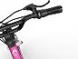 Roze kinderfiets met zwart stuur, remhendel en versnellingshendel.