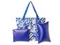 Strandtas, toilettas en zwembandjes in het blauw met tropische bloemenprint.