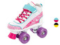 Witte rollerskates met roze en blauwe details.