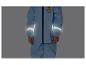 Blauwe regenjas en broek met reflecterende strepen.