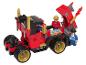 Rode LEGO vrachtwagen met twee minifiguren en accessoires.