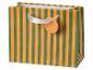 Sac cadeau en papier rayé orange et vert avec poignée en ruban blanc et étiquette.