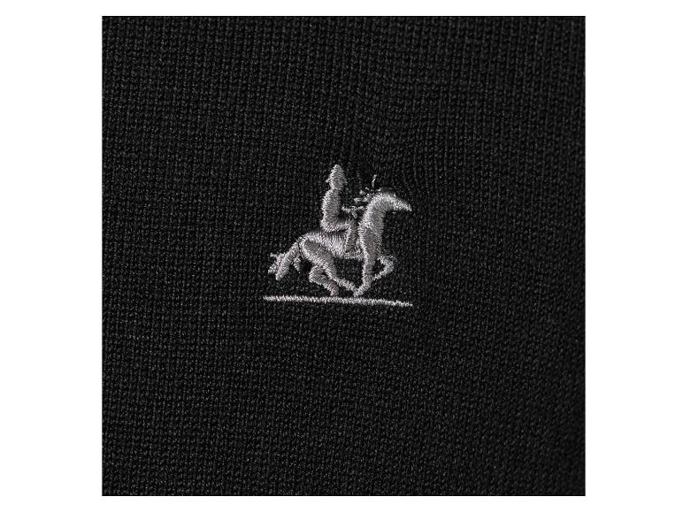 Tissu noir avec un logo brodé d'un cavalier à cheval.