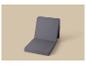 Coussin de siège pliable gris foncé sur fond beige.
