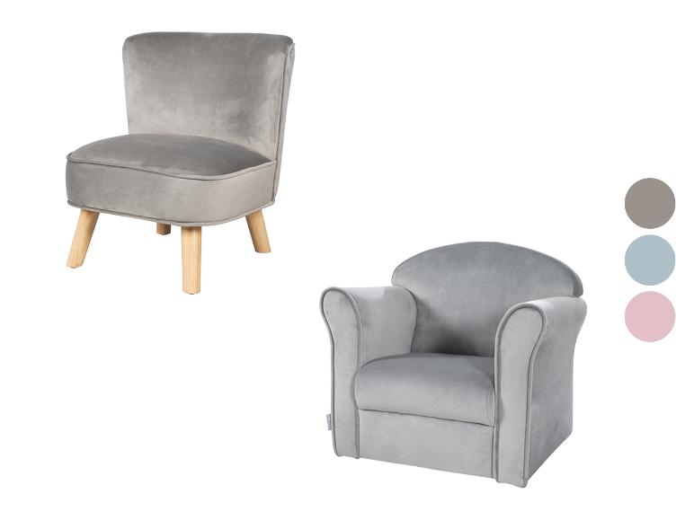 Deux fauteuils pour enfants en velours gris, l'un avec des pieds en bois, l'autre avec des accoudoirs incurvés.