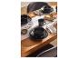 Service de vaisselle en céramique noire SILVERCREST® sur une table à manger en bois