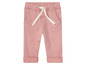 Roze joggingbroek voor baby's met witte trekkoord.