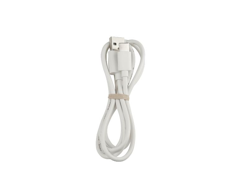 Witte USB-A naar USB-C oplaadkabel, samengebonden met een elastiekje.