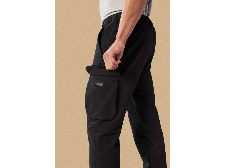 Zwarte cargo broek met een grote zak.