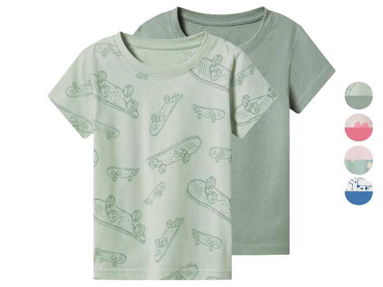 Twee groene kinder-T-shirts, één met skateboardprint