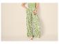 Groene wijde broek met zebraprint en witte sandalen.
