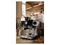 Silvercrest espressomachine op een aanrecht, met een kopje koffie en koffiebonen.