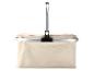 Beige picknickmand met metalen handvat.