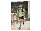 Man in Crivit sportkleding aan het rennen: t-shirt, short en hardloopschoenen.