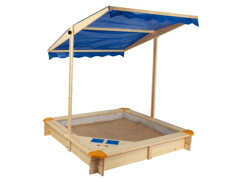 Een houten zandbak met een blauw zonnescherm.