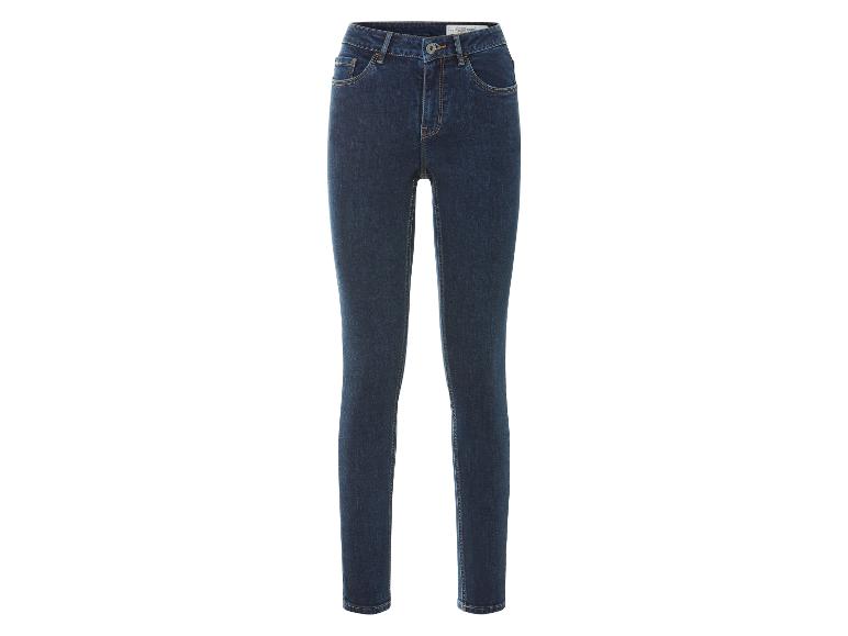 Donkerblauwe skinny jeans.