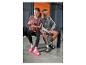 Deux personnes en tenue de sport et claquettes confortables, assises sur un banc avec un tapis de yoga.