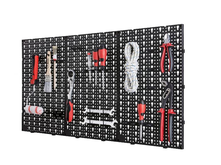 Un panneau à outils noir avec des outils comme des tournevis, des pinces, un pinceau et un rouleau.