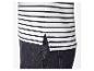 Gestreept T-shirt met zijsplitten, gedragen met een donkere jeans.