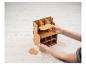 Un organisateur en bois avec des compartiments, en cours d'assemblage.